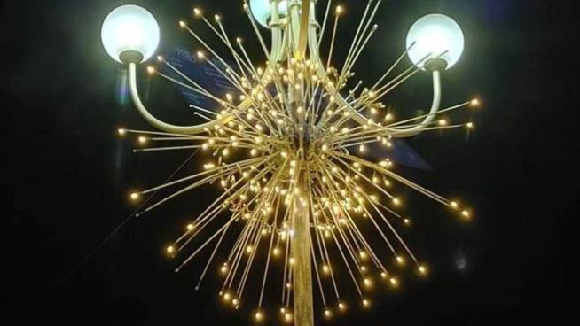 Natale, spuntano luminarie a forma di virus. La polemica impazza - Cronaca  - lanazione.it