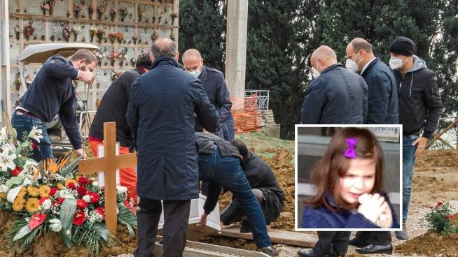 Bambina Morta A Servigliano I Funerali Jennifer Gioca Nel Giardino Del Paradiso Cronaca