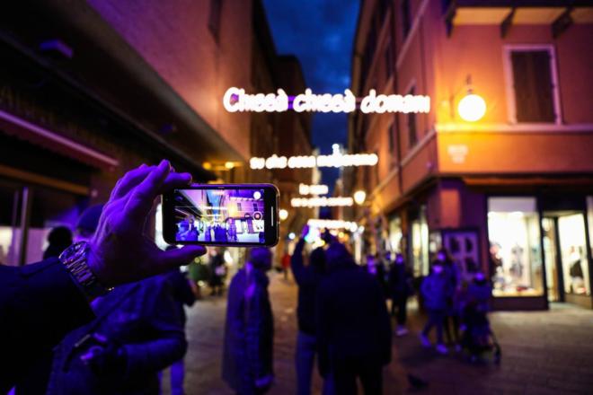 Luminarie Lucio Dalla A Bologna Le Foto Dei Versi Di Futura Cronaca Ilrestodelcarlino It