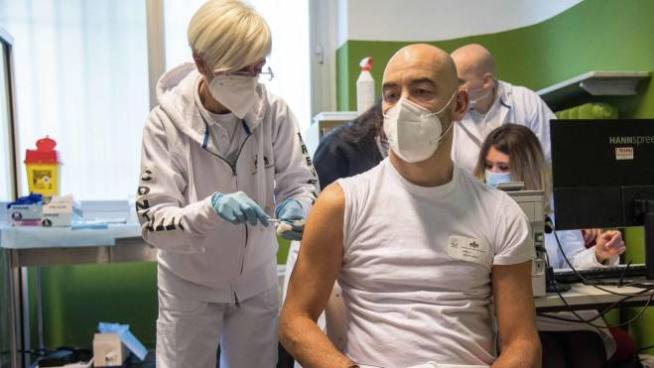 Covid, Matteo Bassetti: "Ho fatto il vaccino. Sono molto contento" -  Cronaca - quotidiano.net