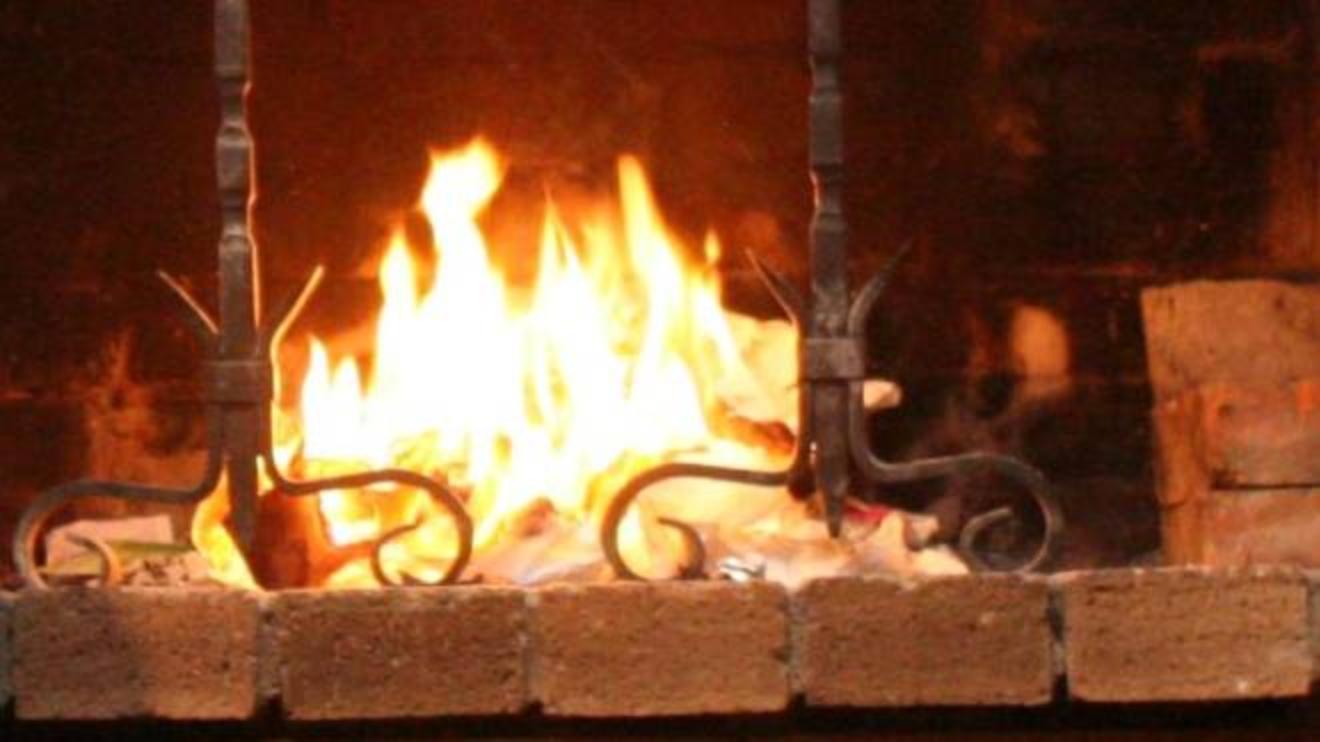 Ascoli: si addormenta davanti al camino e cade nel fuoco. Rischia la vita -  Cronaca - ilrestodelcarlino.it