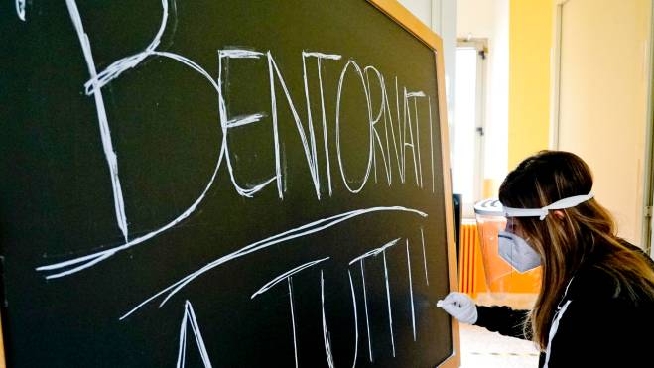 Ritorno A Scuola 7 Gennaio Bonaccini Il Governo Convochi Le Regioni Cronaca Ilrestodelcarlino It