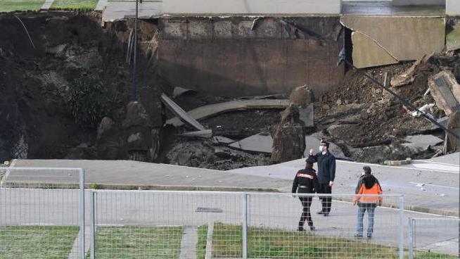 Napoli, spaventosa voragine all'ospedale del mare di Ponticelli - Cronaca - quotidiano.net