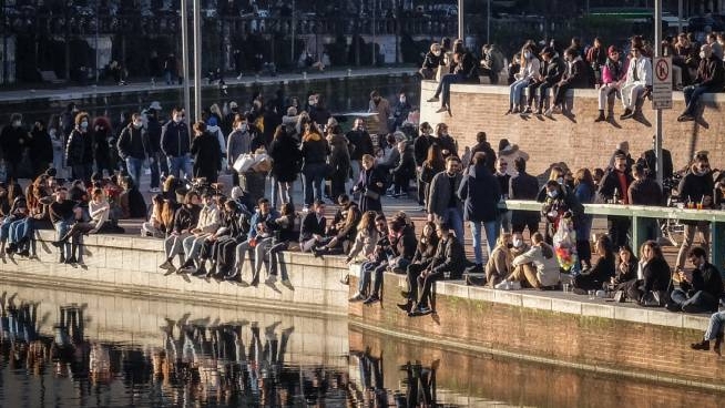 Milano, assembramenti di giovani dopo le 18 nelle zone della movida
