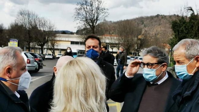 Guido Bertolaso nel corso del sopralluogo a Como