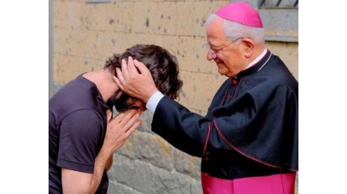 sono innamorato lascio la tonaca il prete spiazza i fedeli a messa cronaca quotidiano net
