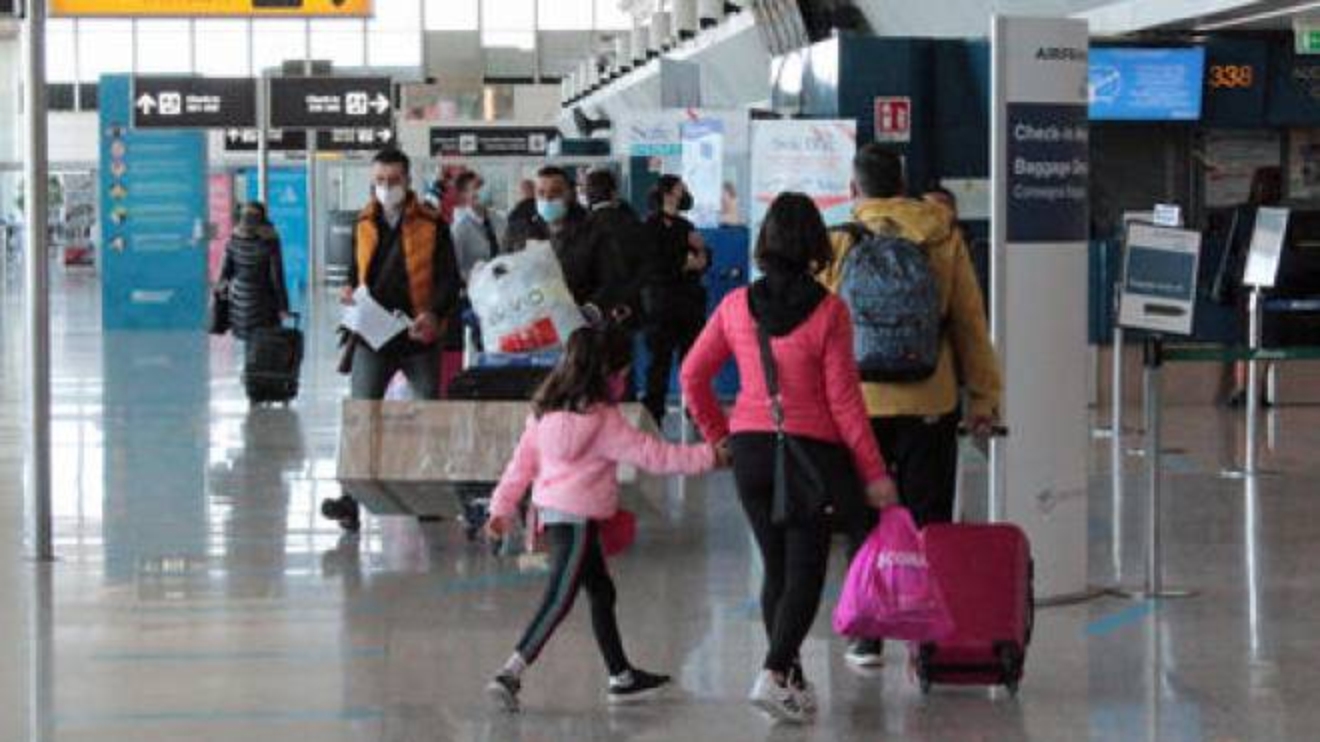 Carta Verde O Pass Verde Per Spostarsi Tra Regioni Cos E Come Ottenerla Cronaca Quotidiano Net La Carta Verde Per Viaggiare