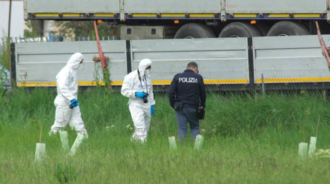 Hallado muerto el conductor de un camión. No se descarta el asesinato. 2 Conductor de camión encontrado muerto en la zona industrial de Bassette: las investigaciones (Foto Zani)