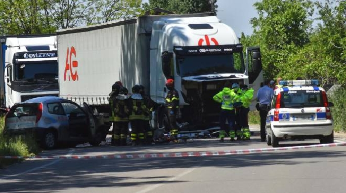 incidente mortale a reggio emilia ragazzo di 22 anni muore nel frontale tra auto e camion cronaca