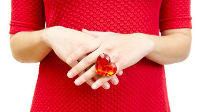 chunky rings cosa sono e come si indossano gli anelli di tendenza magazine quotidiano net