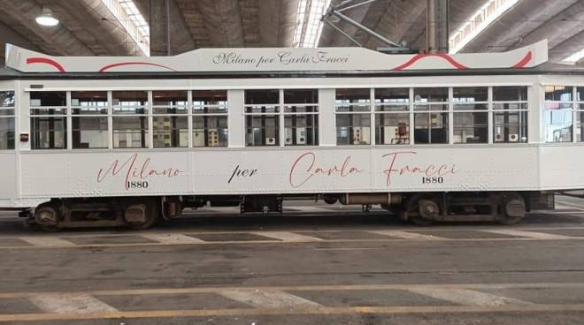 Tram bianco dedicato a Carla Fracci