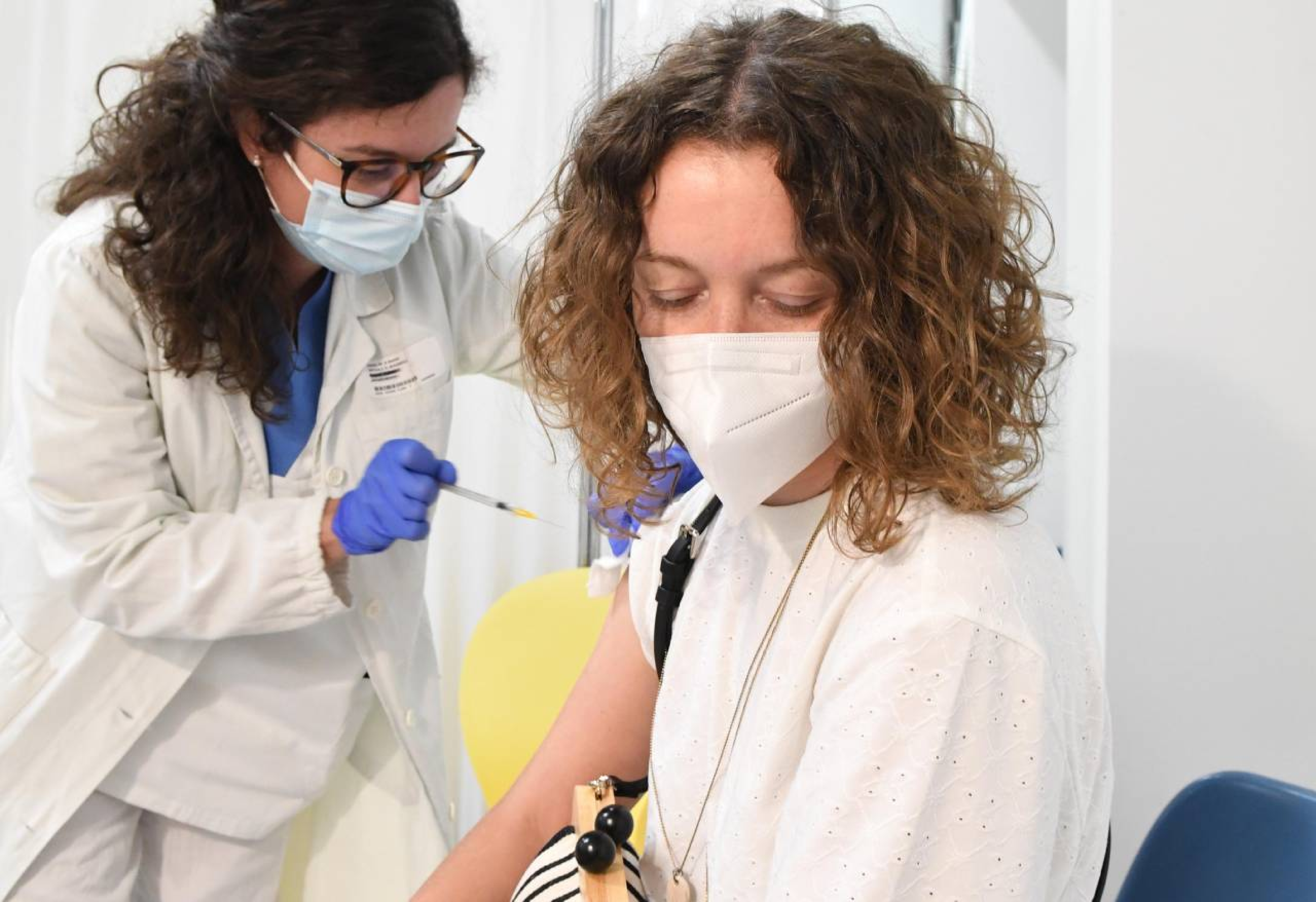 vaccino prenotano oltre diecimila ragazzi ma alle giovani donne solo pfizer e moderna cronaca