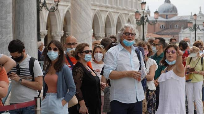 Mascherine all’aperto, Sileri: “Addio obbligo da luglio opportuno” Mascherine all’aperto, Sileri: “Addio obbligo da luglio opportuno”