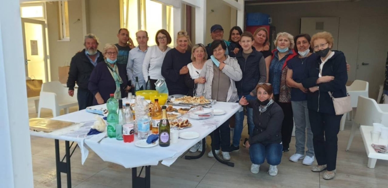 Grande solidarietà per il bambino (qui un momento della festa di saluto) il cui soggiorno è stato possibile grazie alla Fondazione «Aiutiamoli a vivere»