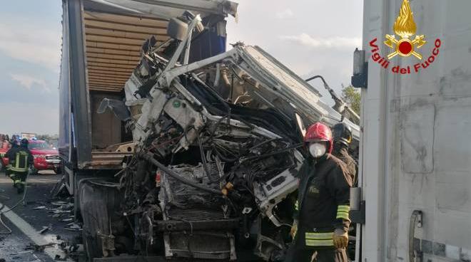 incidente fra due auto e due mezzi pesanti chiuso e poi riaperto tratto della a1 cronaca