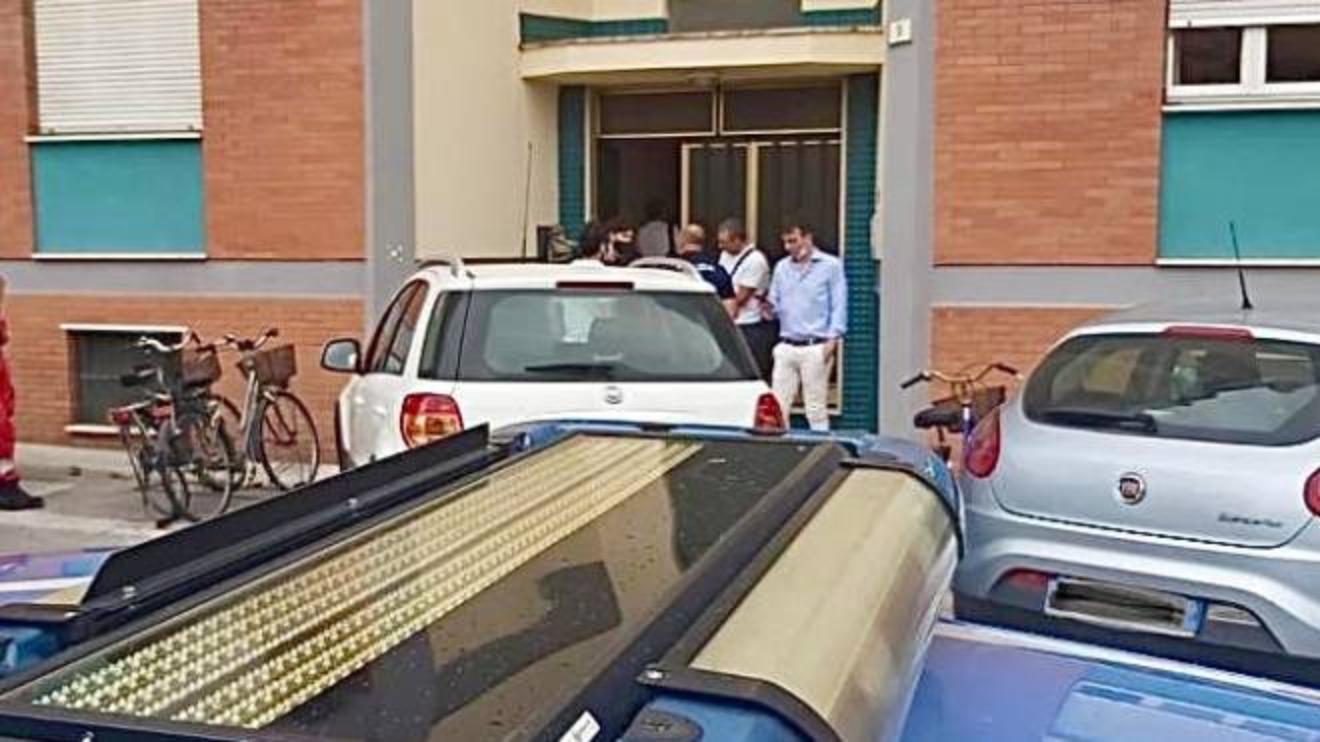 ragazzo trovato morto sul pianerottolo di casa cronaca lanazione it
