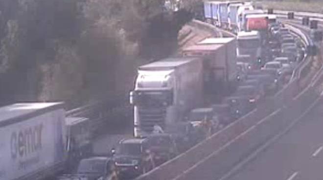 incidente sulla a1 tre feriti dodici chilometri di coda cronaca lanazione it