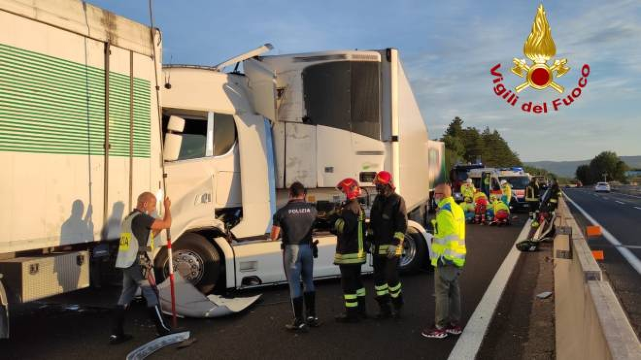 scontro fra mezzi pesanti riaperta l autostrada del sole due feriti gravi cronaca lanazione it