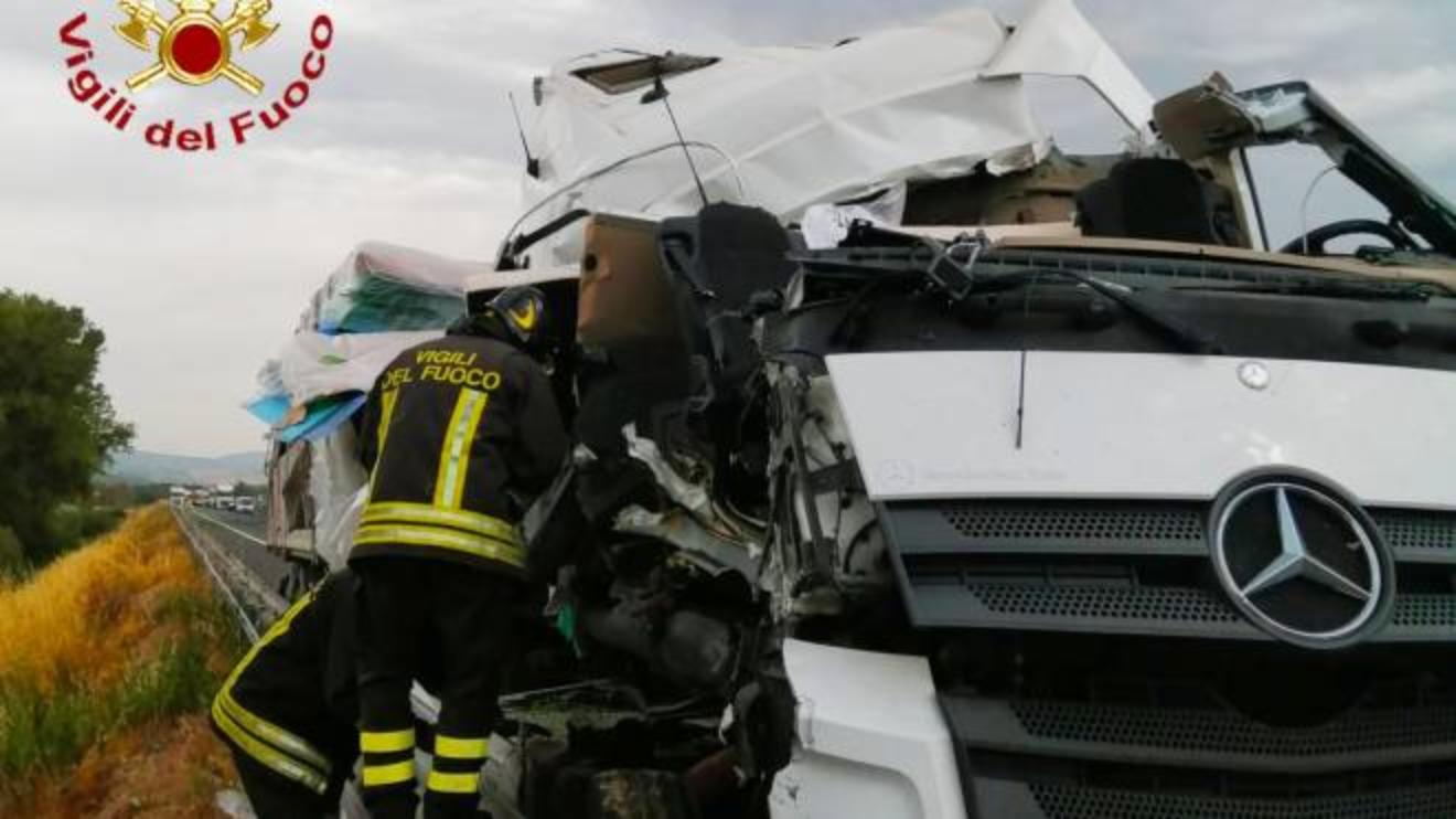 incidente a1 orvieto pauroso scontro fra tir migliaia di bottiglie sull asfalto cronaca