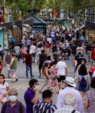 Las Ramblas, la calle central más famosa y siempre concurrida de Barcelona