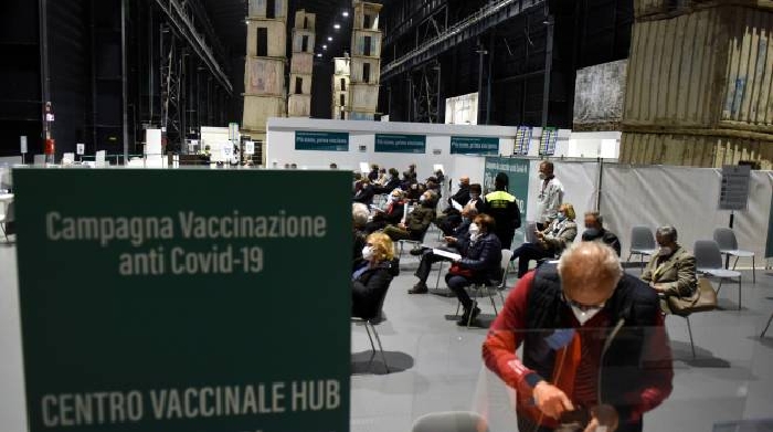 vaccini rischio rinvii in lombardia scongiurato con i 2 3 milioni di dosi in arrivo cronaca