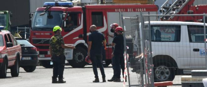 il lavoro uccide ancora daniele precipita dal lucernario e muore cronaca lanazione it
