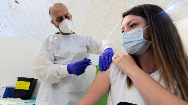 green pass marche prenotazioni vaccini boom pfizer e moderna a singhiozzo cronaca ilrestodelcarlino it
