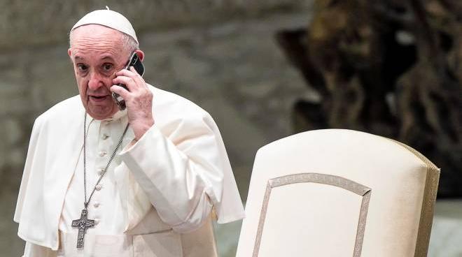 Papa Francesco Interrotto Da Una Telefonata Urgente Durante L Udienza Generale Cronaca
