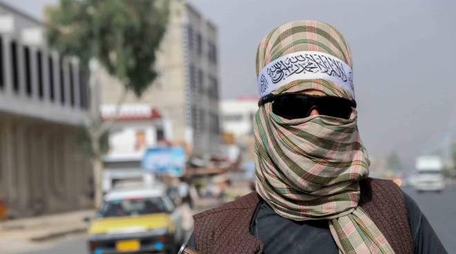 Combatiente talibán con gafas occidentales