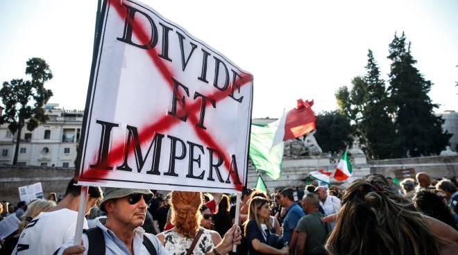 Roma, attivisti no vax e no green pass tornano in piazza del Popolo - Politica - quotidiano.net