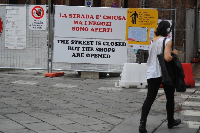 Le Due Torri Steccano Con L Inglese Errore Pacchiano Nel Cartello Sotto Gli Occhi Dei Turisti Cronaca