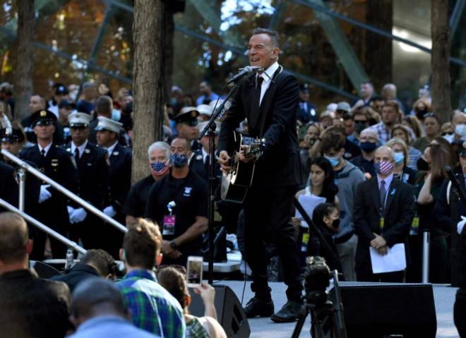 September 11, 20 years later: ceremony in New York.  Springsteen sings and moves