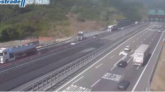 incidente a1 oggi la vittima ha 44 anni l auto sbanda e finisce contro barriera cronaca