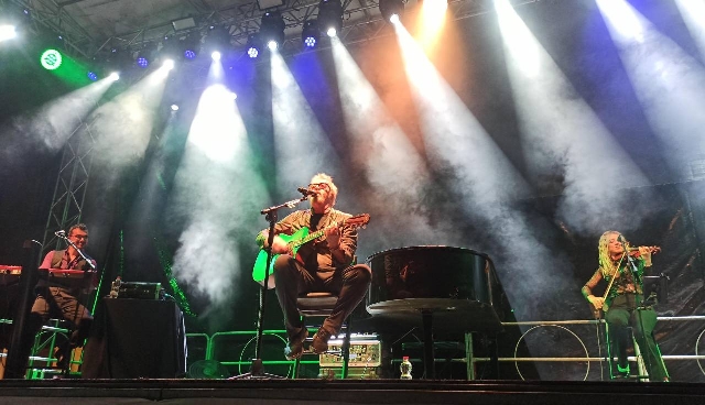 Umberto Tozzi durante il concerto live in piazza Guercino a Cento