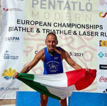 Emmanuel Gambini celebra la bandera tricolor