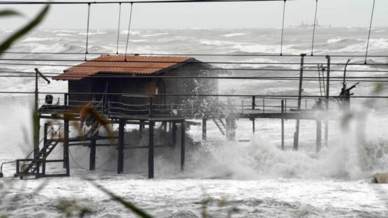 maltempo marche nubifragi e mareggiate sulla costa e allerta previsioni meteo meteo