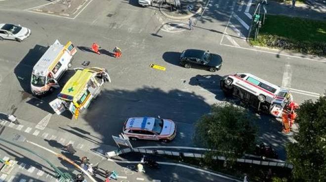 incidente tra ambulanze alla spezia un ferito grave e il paziente trasportato cronaca