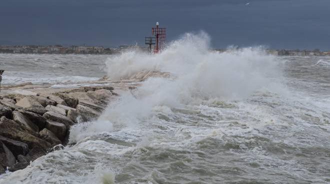previsioni meteo arriva ciclone mediterraneo con piogge torrenziali ecco dove e quando cronaca
