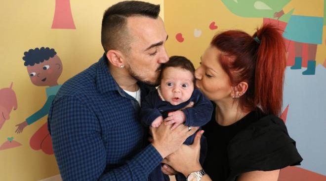 Nicolò e vogël midis babait të tij Antion dhe nënës së tij Emanuela