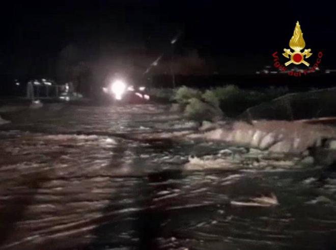 Bad weather in Sicily and Calabria.  Cars overwhelmed by mud in Scordia: two missing