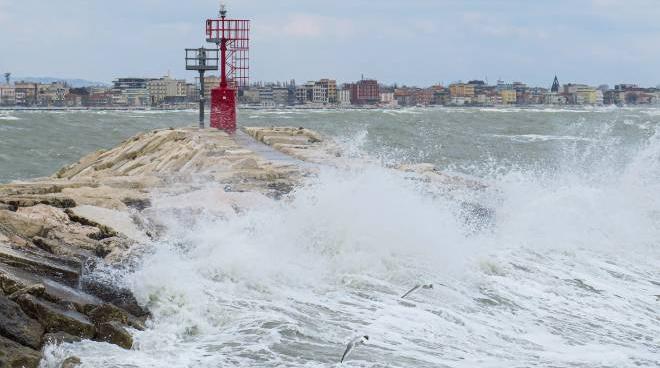 previsioni meteo in emilia romagna allerta gialla per mareggiate meteo ilrestodelcarlino it