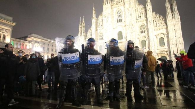 Govor prof.Luca Montagniera pred tisućama prosvjednika u Milanu www.crodex.net