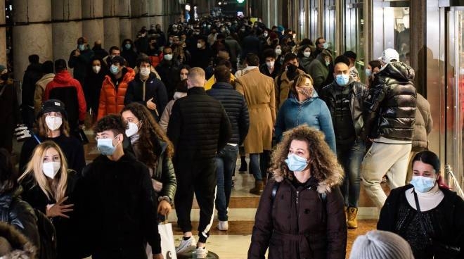 Milano, mascherine all'aperto per contrastare l'allarme contagi di Covid: ecco dove e come - Cronaca