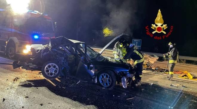 pauroso schianto e auto distrutta ma il conducente non c e cronaca lanazione it