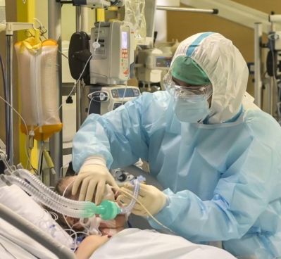 Vani tentativi di salvare un uomo di 73 anni contagiato dal Covid pochi giorni dopo la terza vaccinazione