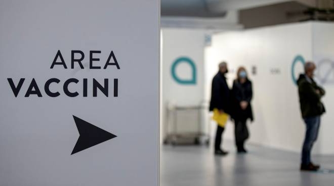 La donna era in fila per la terza dose quando ha accusato il malore fatale