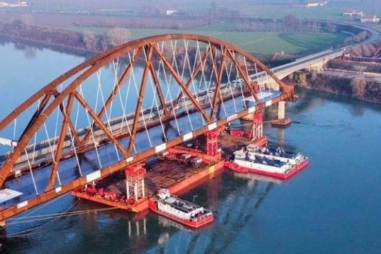 Avviate le operazioni dopo i rinvii causati dalla corrente e dal livello del Po