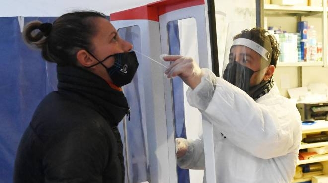 Tamponi Covid 'fai da te' a Bologna, farmacie prese d'assalto. Ora è rebus forniture - Cronaca