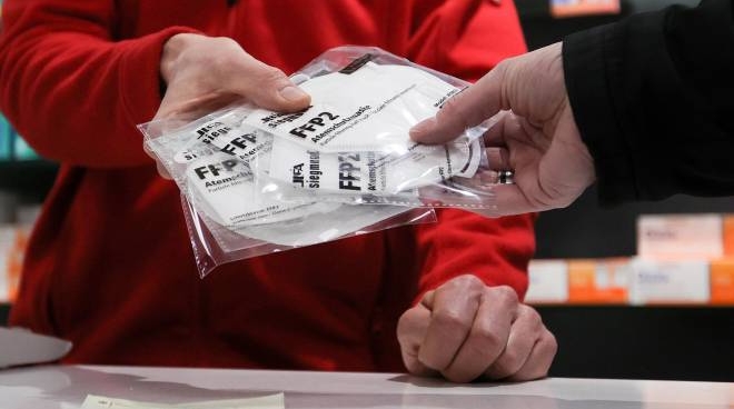 Mascherine FFP2, il governo studia prezzi calmierati contro le speculazioni - Cronaca - quotidiano.net