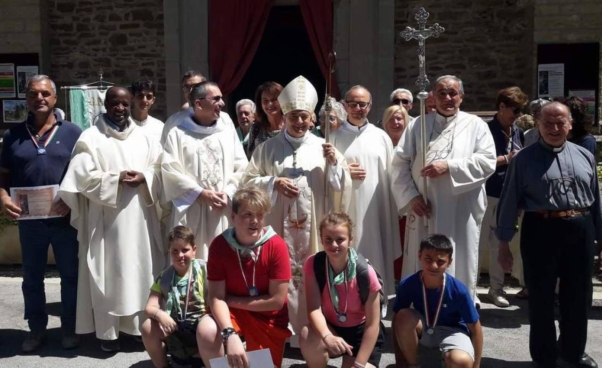 Um momento de festa em Montpelo com o Bispo Corsa antes da epidemia